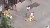 男子全身着火，慌乱之中大叔拿灭火器