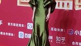 金晨光面墨绿色礼服露香肩风格复古变身优雅小姐