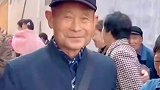 73岁大爷迎娶69岁大妈全村来庆贺