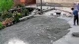 开车帮父母压水泥石灰修路