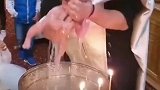 国外习俗太残忍，刚刚出生的孩子就要遭受这样的洗礼！