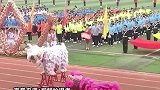 大学生运动会上扮舞狮活灵活现，连候场都像小动物