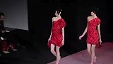少见的双人时装秀，模特儿漂亮身材完美感觉像双胞胎