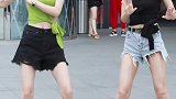 跳舞没默契呀，你们谁来领走一个