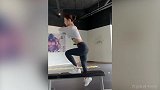 一个简单的凳子！就可以如此完美健身 美女太有创意