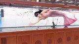 老板也太拼了吧，买鱼缸送美人鱼老板娘