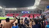 确实是看爽了！三镇男球迷集体脱衣庆祝