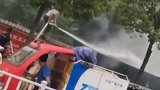 路过大爷硬核灭火，向平民英雄致敬！ 大爷就是大爷