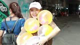 惊现巨型扭蛋机！转十次！看看我能转到什么！关注我！