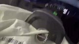 男子在家玩模拟器，却把安全气囊弹了出来