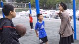 小短腿恶搞小学生玩个游戏，小弟弟被下套了还不知道