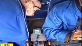 孩子高烧昏迷不醒妈妈急哭，好心的哥连闯红灯紧急护送