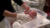 护士给虚弱的早产儿宝宝洗澡,这精细的工作真不是一般人能干的！