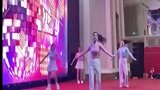 某公司年会现场开场舞绝了，观众眼睛看不过来，不知道谁才是主角