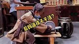 假人模具在店门口碾药，逼真程度让游客心疼，说老板是他的后妈！