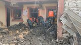 四川小金泥石流搜救结束 武警官兵从废墟中找寻受灾群众物资