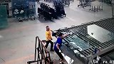 工人搬运玻璃，老板娘看见要哭晕在厕所了！