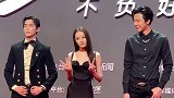 终于等到你！迪丽热巴一身黑色抹胸裙亮相红毯，长腿太吸睛了