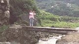 走进深山里，看到眼前这一幕，这是在欢迎我吗