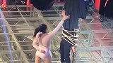 在这个角度看魔术表演，真对不起门票，破绽百出