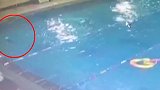 监控曝光！浙江6岁男童跳入游泳馆深水区 溺水2分钟无人发现