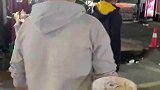 男女生夜市逛街，好友跟随身后递鲜花