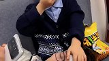 父子情深薯片嚼烂喂老爸，感人至深