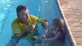 一岁小娃学游泳常偷懒，教练故意扔远眼镜，宝宝立马飞游！