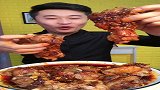 大口吃肉，小日子过的真好