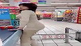 因为太胖出不去，小姐姐已经在超市里面，呆了一天了
