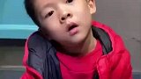 男孩拿小刀拆羽绒服快递，结果穿上身后发现不对劲