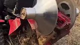 大爷驾驶农耕机作业，在地上挖出一条槽