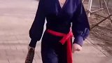 身穿深蓝色套装的小姐姐，扎着红腰带，妩媚又任性