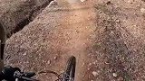 极限运动，山地骑行，危险动作请勿模仿
