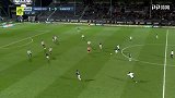 上半场补时第1分钟第戎球员扬贝雷盘带突破