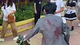 街头扮演丧尸吓人，遇到有些哥们儿脾气暴的