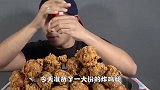 外国小伙极限挑战吃超辣鸡腿，被辣的满头大汗，看得胃疼了