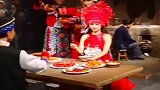 帅哥以为美女是蜡像，本想偷吃，结果尴尬了