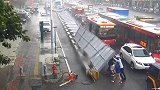 广州围栏突倒3名路人被压，众街坊组建人力千斤顶数秒救人