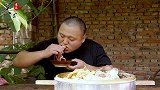 朋友来老王家做客，蒸了一锅海鲜，老王就爱吃里面的八爪鱼