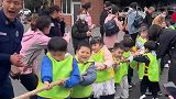 消防员与孩子们拔河，故意输给孩子们