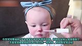 当着宝宝的面化妆，结果宝宝也要化，照镜子后的反应，全家笑喷了