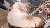 仰着头泡着澡，舒服一秒是一秒