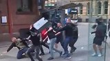 英国：曼彻斯特街头爆发大规模互殴，有人投掷椅子和垃圾箱