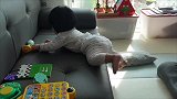 小宝宝爬沙发，上不去就想哭，真逗！