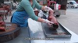 大妈街头秀刀功，提起狗腹一刀截断，侧面仅1厘米厚，太馋人！