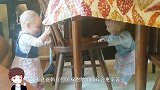 妈妈让双胞胎自己洗澡，接下来小家伙们的举动，爸妈瞬间笑岔气了