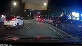 突遇路上有人飞车抢夺，以后路上要小心点