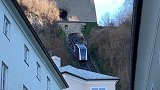 山间的两节小火车相遇