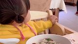 恬宝非要自己吃饭，一不小心烫着嘴，坏妈妈却只顾着笑！